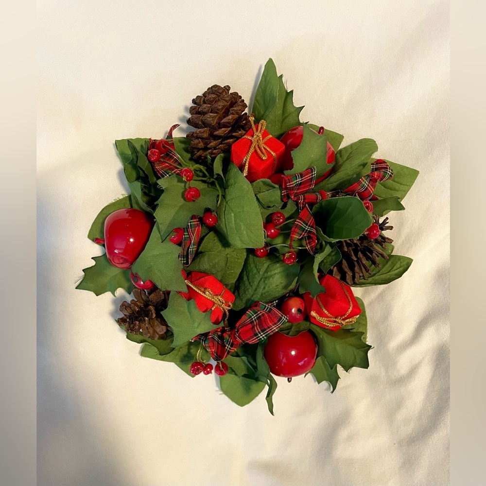 *EUC**VINTAGE* Candle Ring - Pine Cone/Apple/Pine Cone/Gift Box Plastic Garland